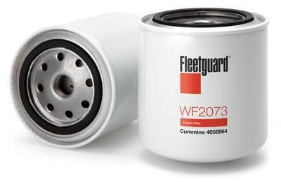 Dos filtros de combustible Fleetguard WF2073 de color blanco sobre un fondo blanco.