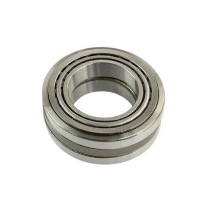 Un rodamiento de rodillos cónicos, fabricado en metal, con anillos interiores y exteriores y rodillos.