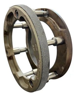Componente de implante médico: dos anillos texturizados conectados por varillas de metal.