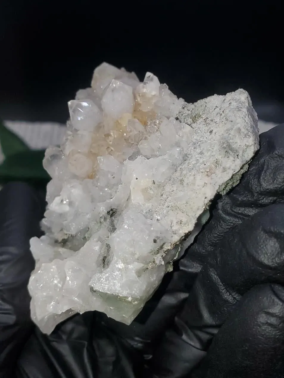 Calcite in quartz,  Uv - reactive Guangdong 104g