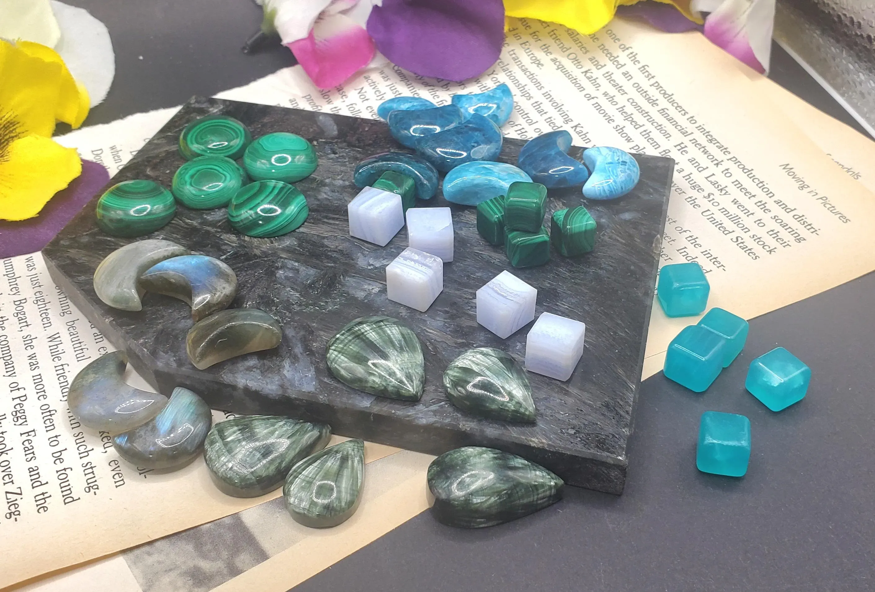 Mini Crystal Carving, Wrapping Pendant Carvings, Crystals 1pc