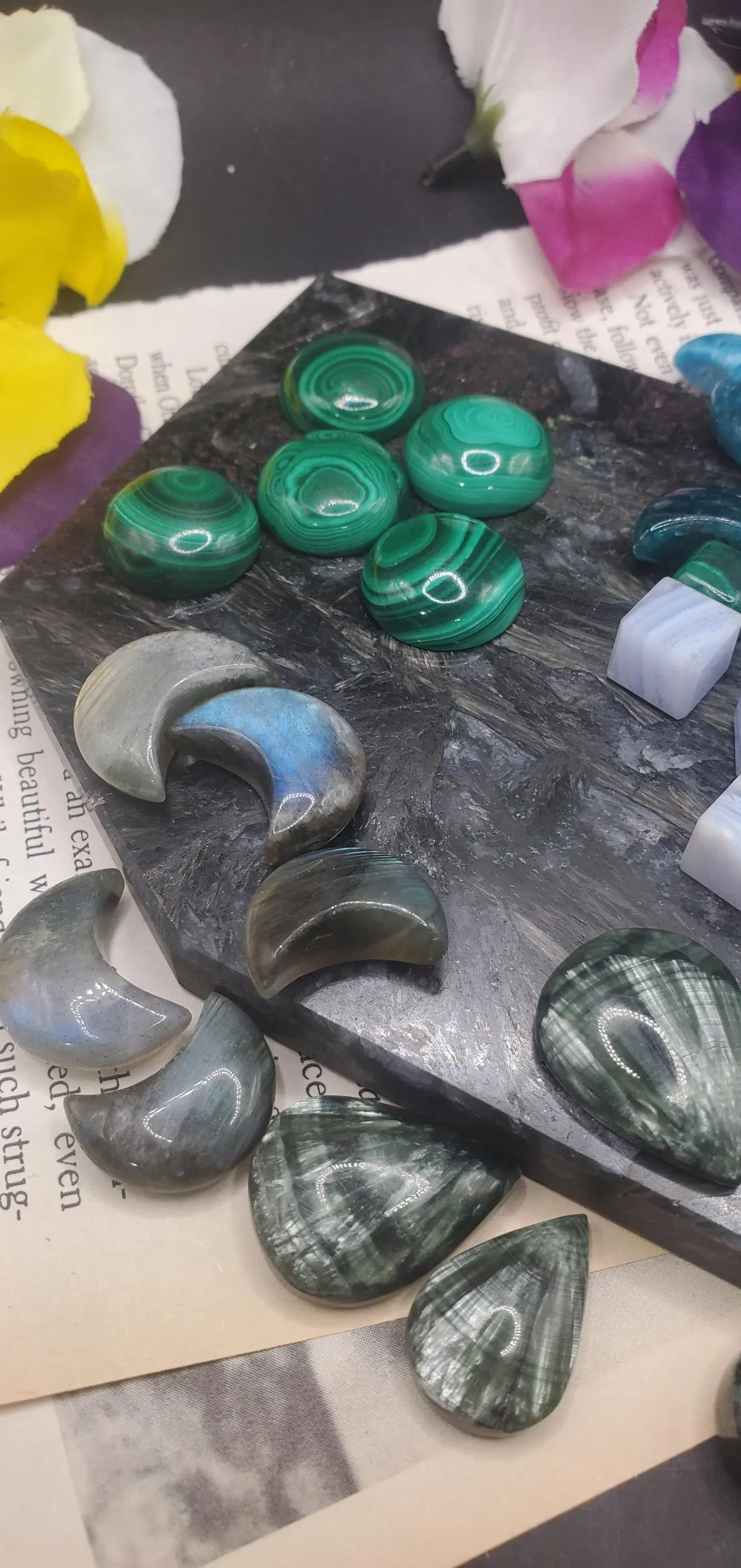 Mini Crystal Carving, Wrapping Pendant Carvings, Crystals 1pc