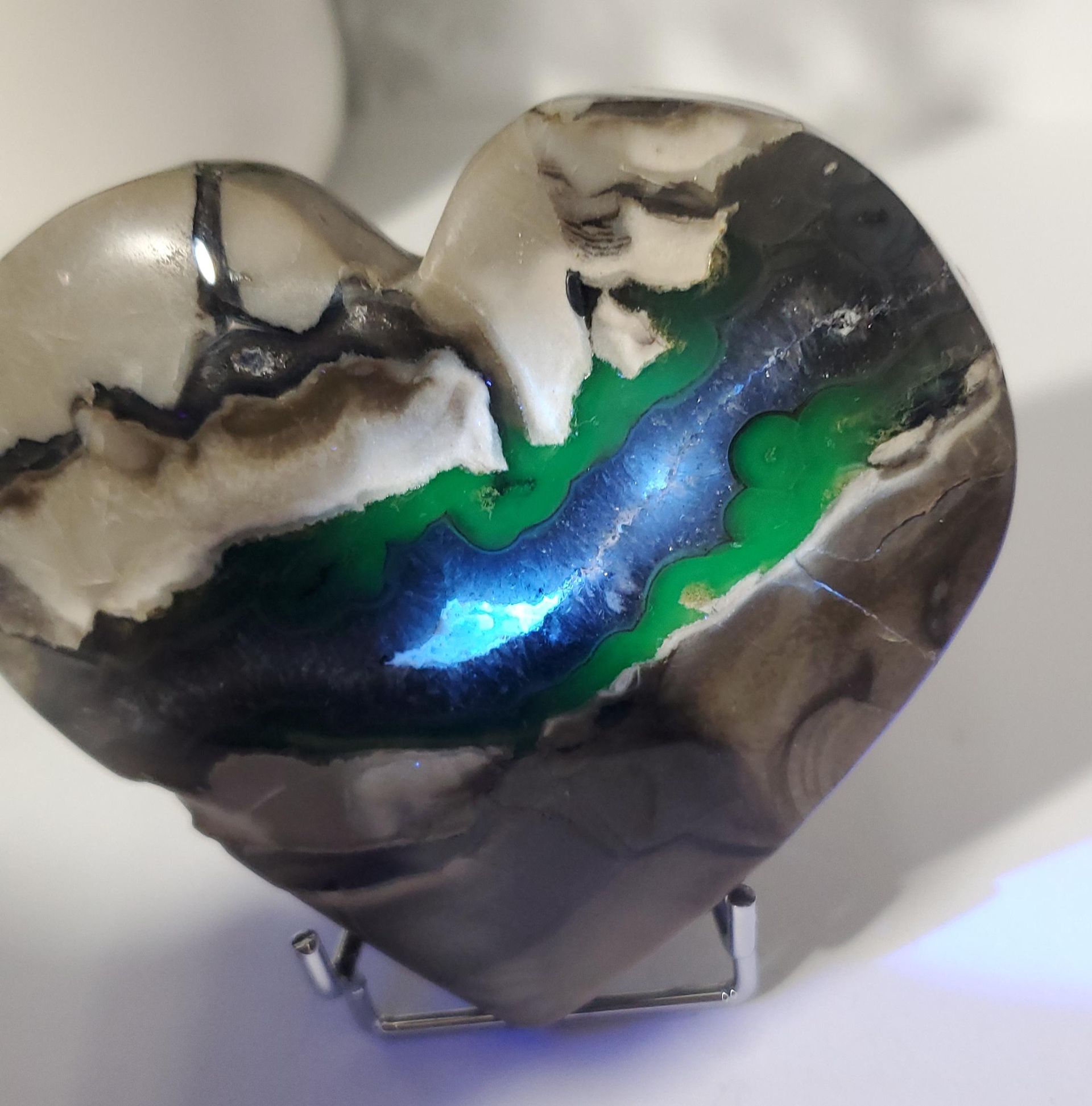 Volcano Agate Heart, Uv reactive heart carving 278g
