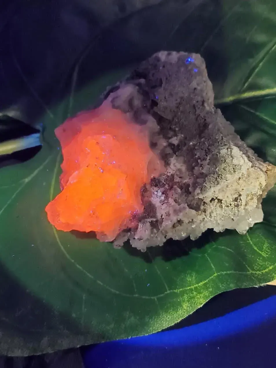 Calcite in quartz, Uv - reactive Guangdong 104g