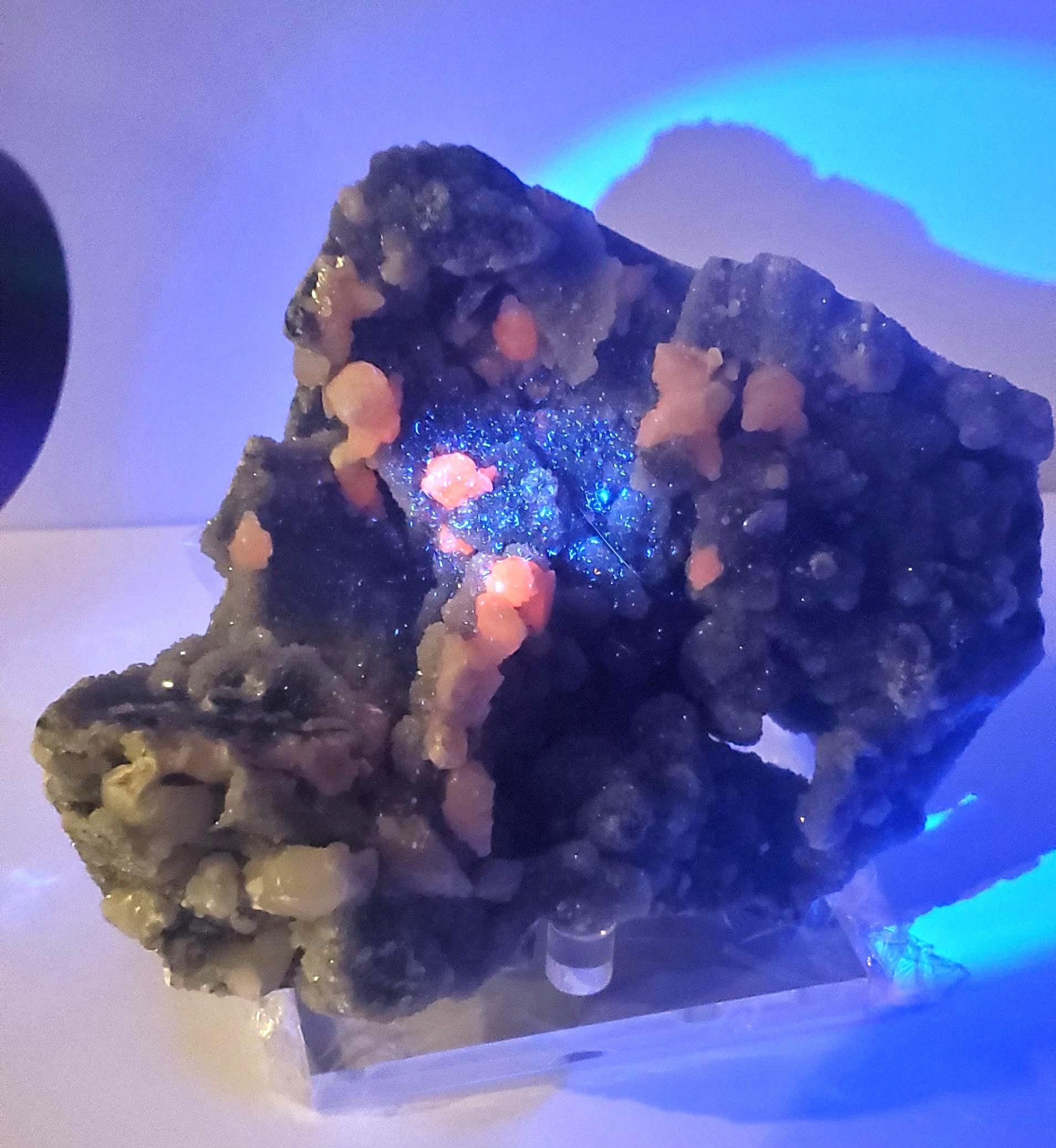 Sparkling chalcedony with pink uv reactive calcite specimen 860g (1LB 14.3oz) Fujian