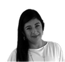 Une femme aux cheveux longs sourit sur une photo en noir et blanc.  client chez push push propreté 