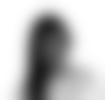Une femme aux cheveux longs sourit sur une photo en noir et blanc. client chez push push propreté