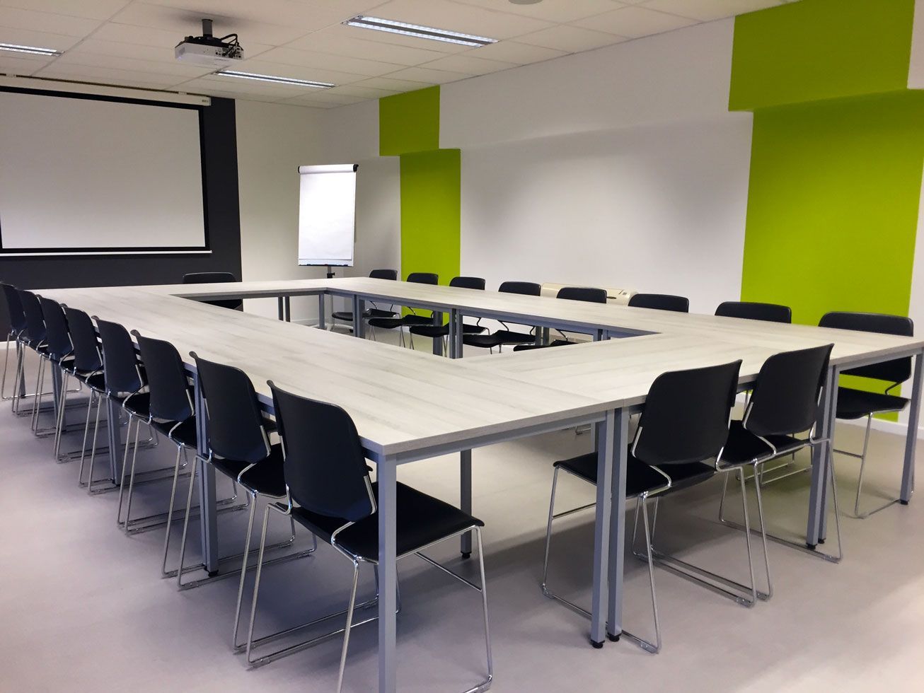 Une salle de conférence propre après l'entretien ménager commercial de Push Push Propreté