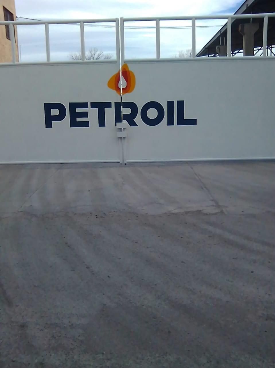 Una puerta blanca con la palabra gasolina pintada en ella