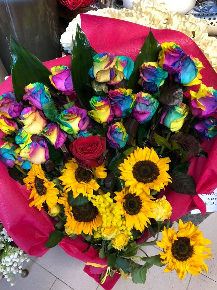 Bouquet con girasoli e fiori colorati