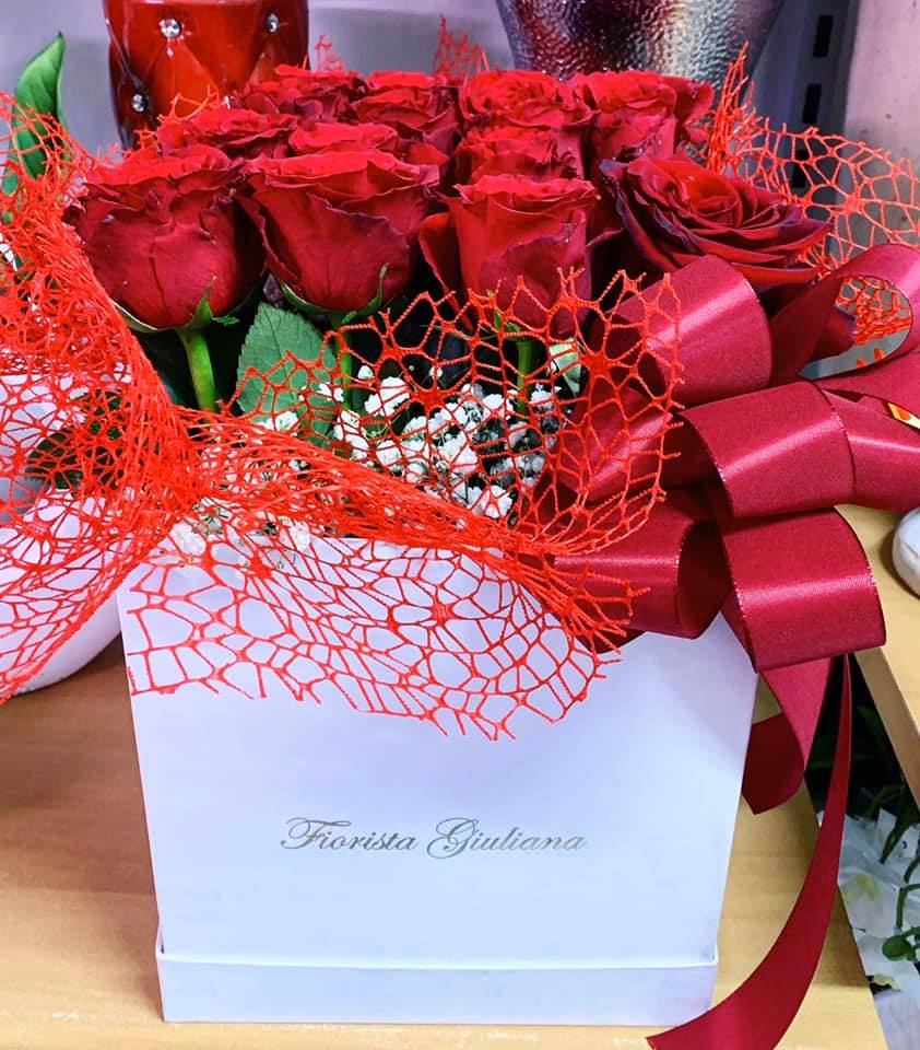 Busta regalo con rose rosse