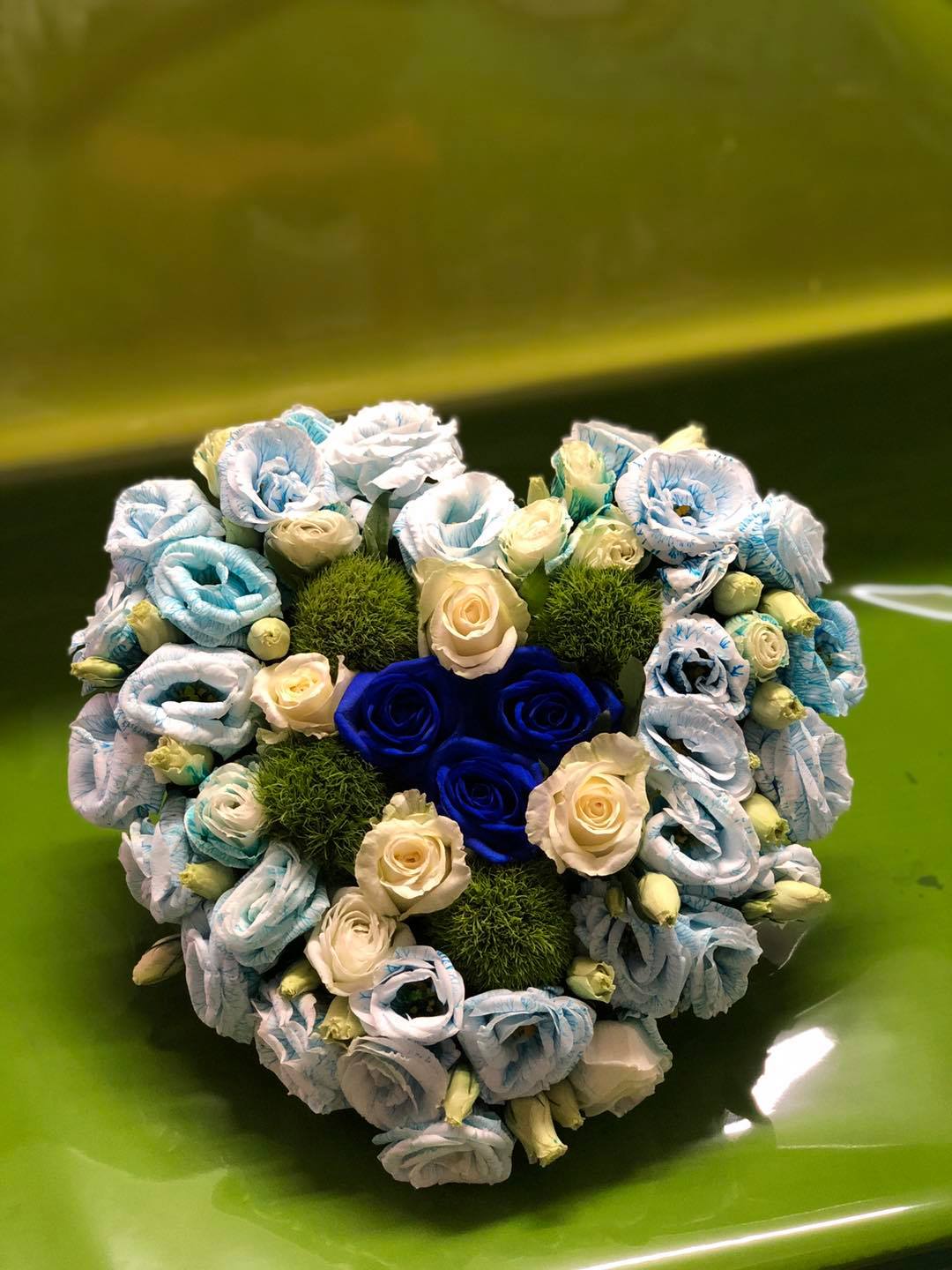 Bouquet di fiori blu e gialli