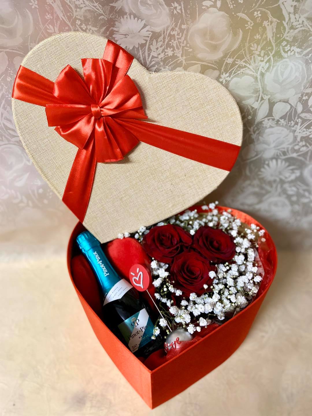 Scatola a forma di cuore con fiori