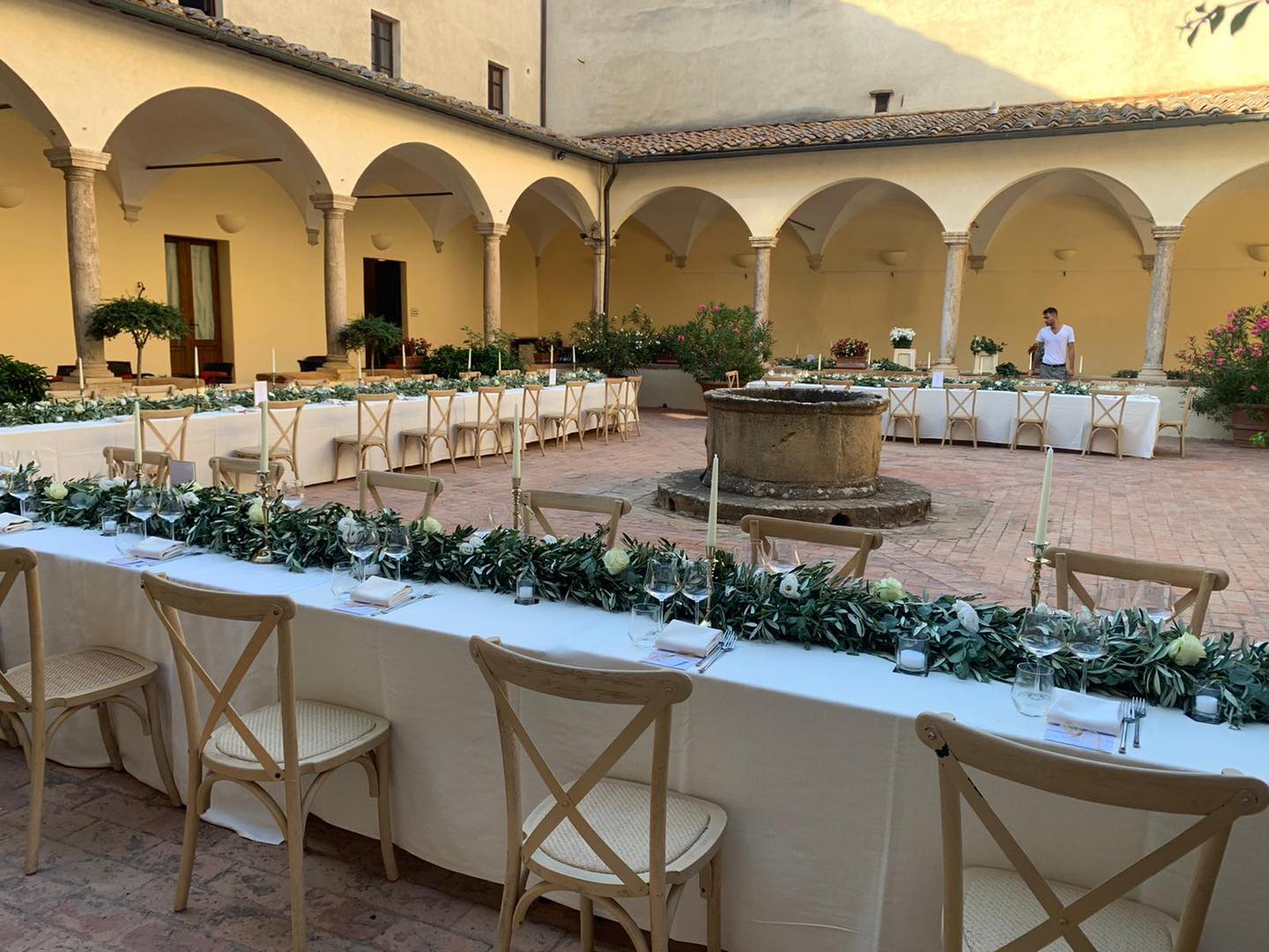 Tavolo da matrimonio con fiori