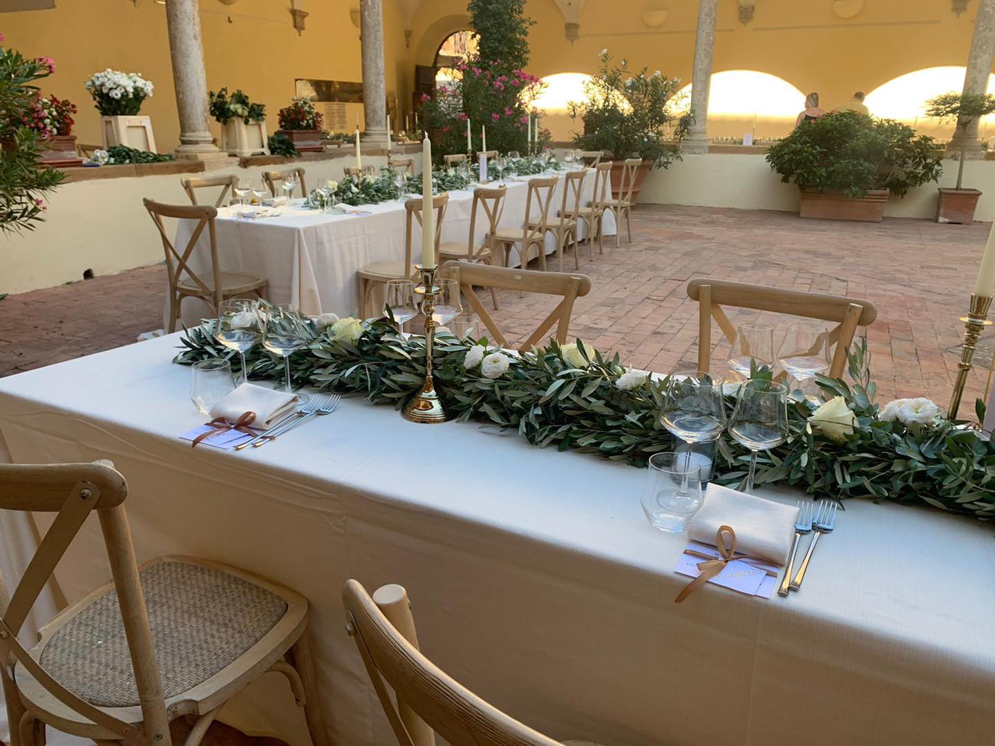 Tavolo da matrimonio con addobbi