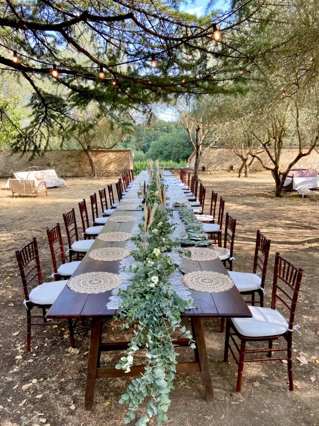 Tavola allestita con fiori