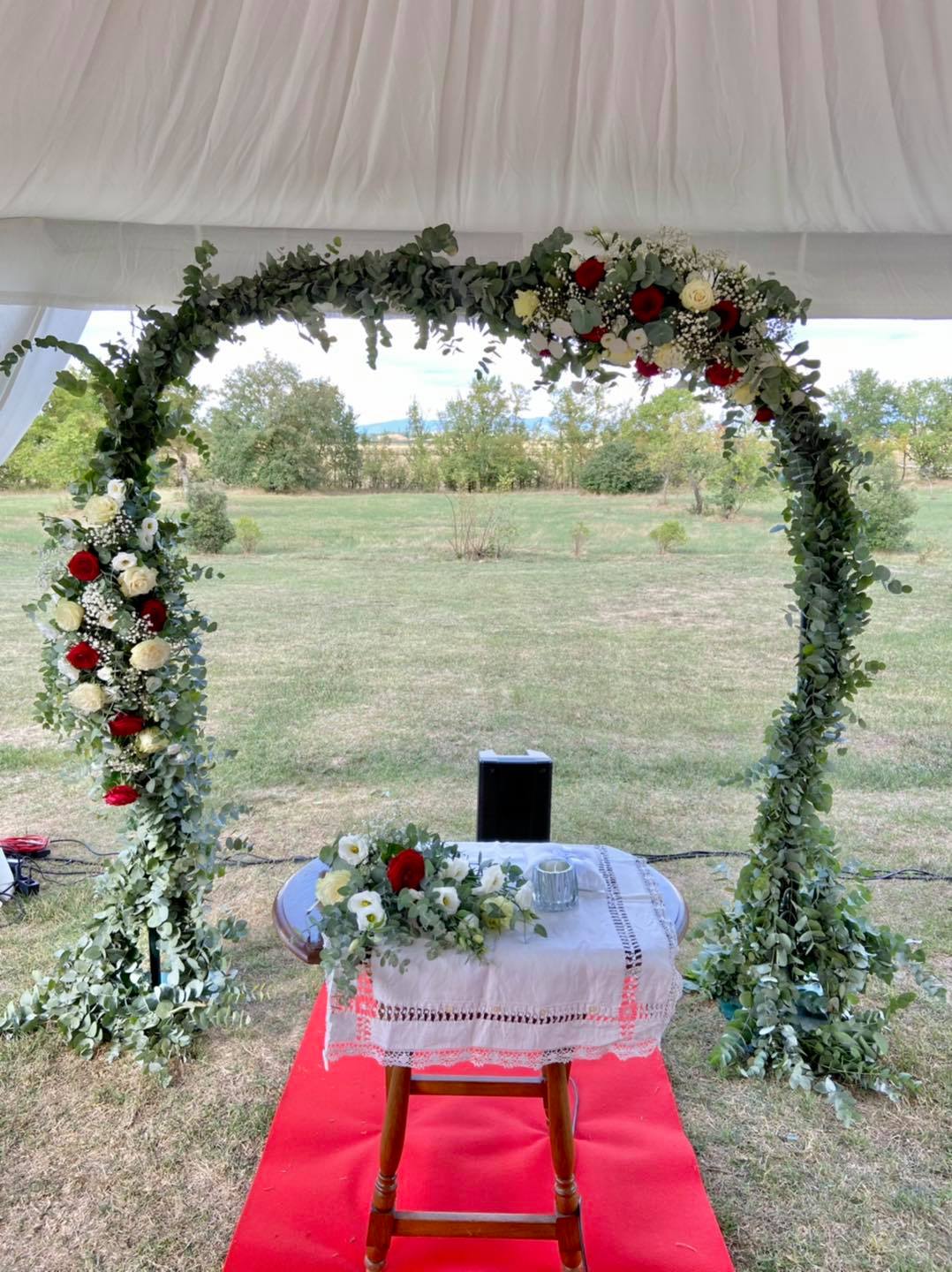 Arco di fiori per matrimonio