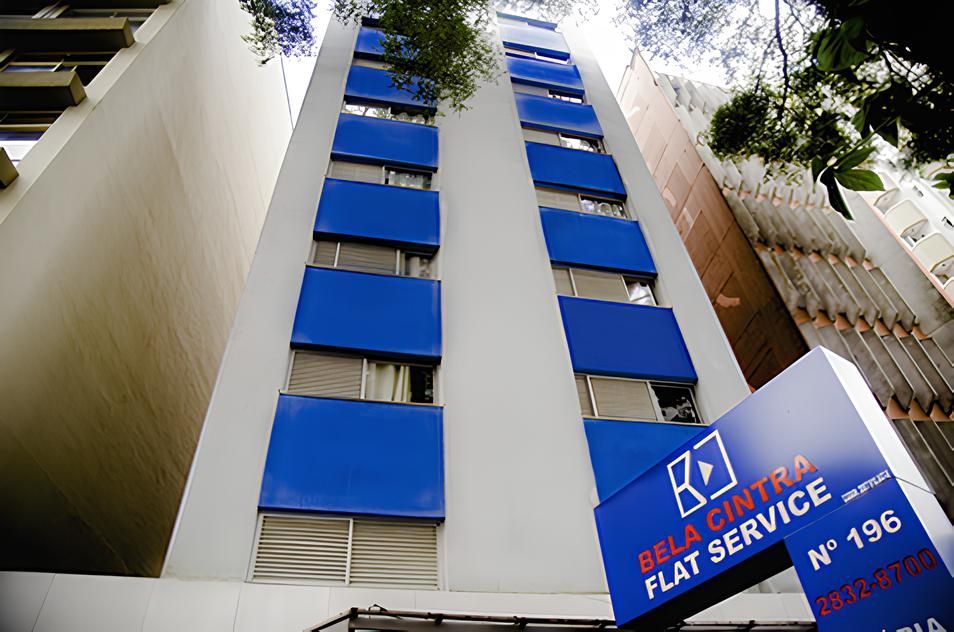 Um prédio azul e branco com uma placa que diz serviço plano