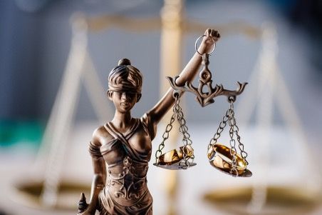 Statue of Lady Justice holding scales, representing fairness and legal justice.