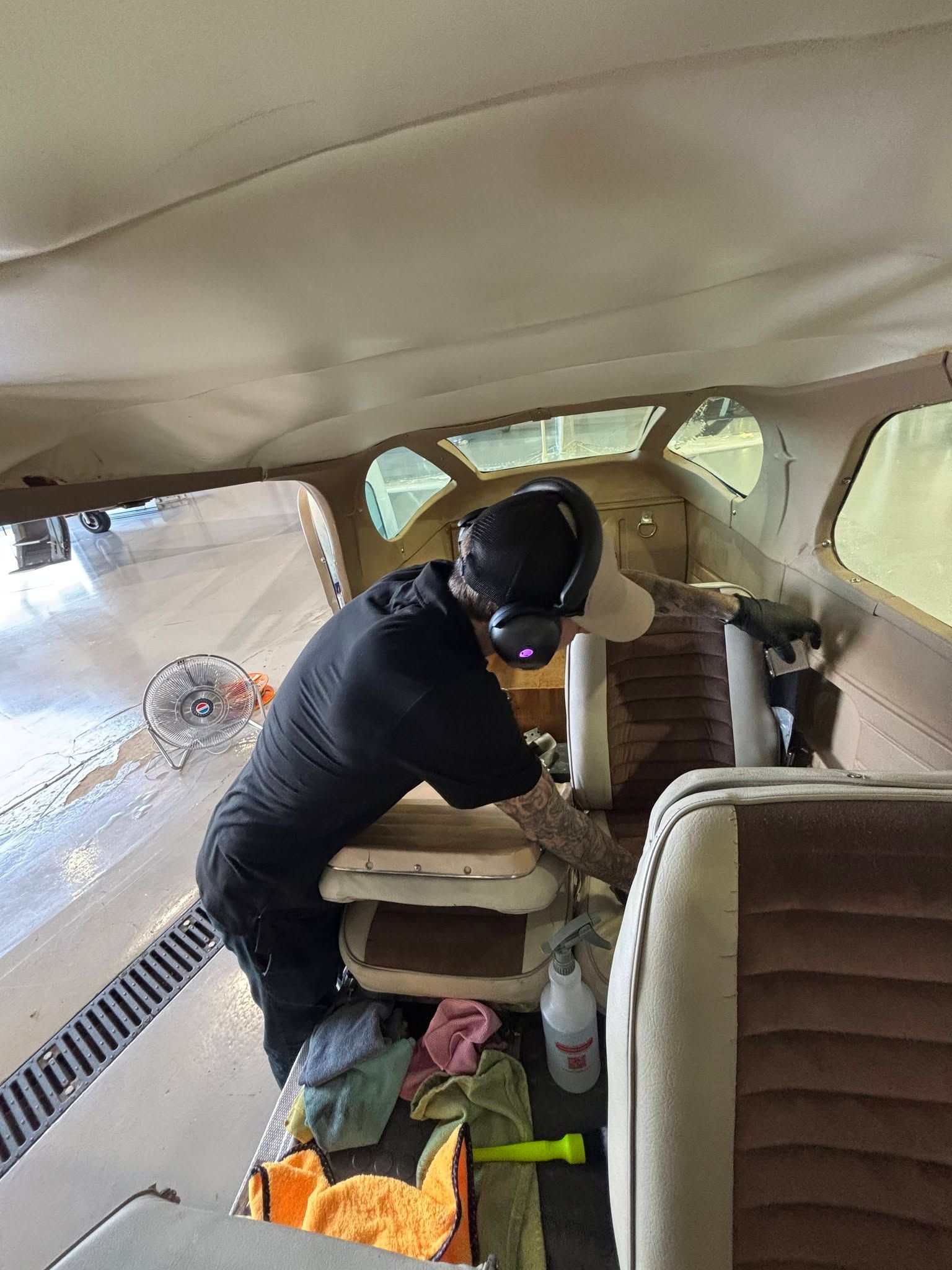 detail an aircraft