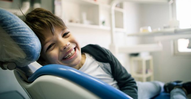 dentista controlla denti bambino