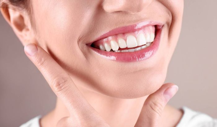 dentista controlla denti bambino