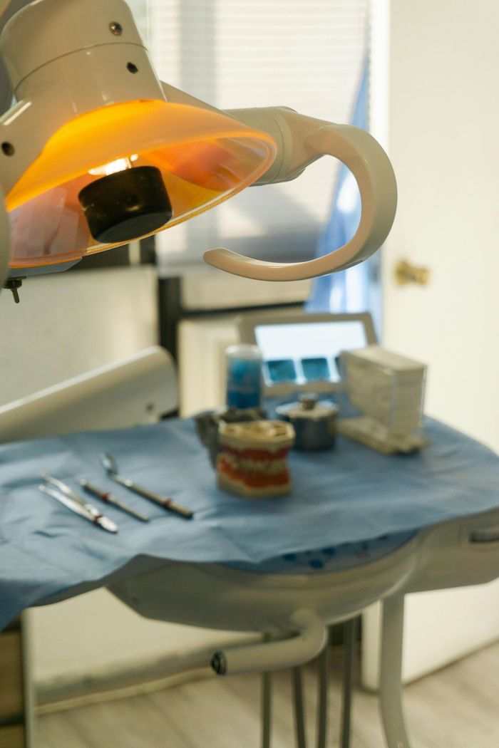 dentista controlla denti bambino