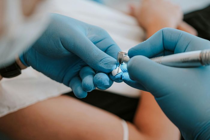 dentista controlla denti bambino