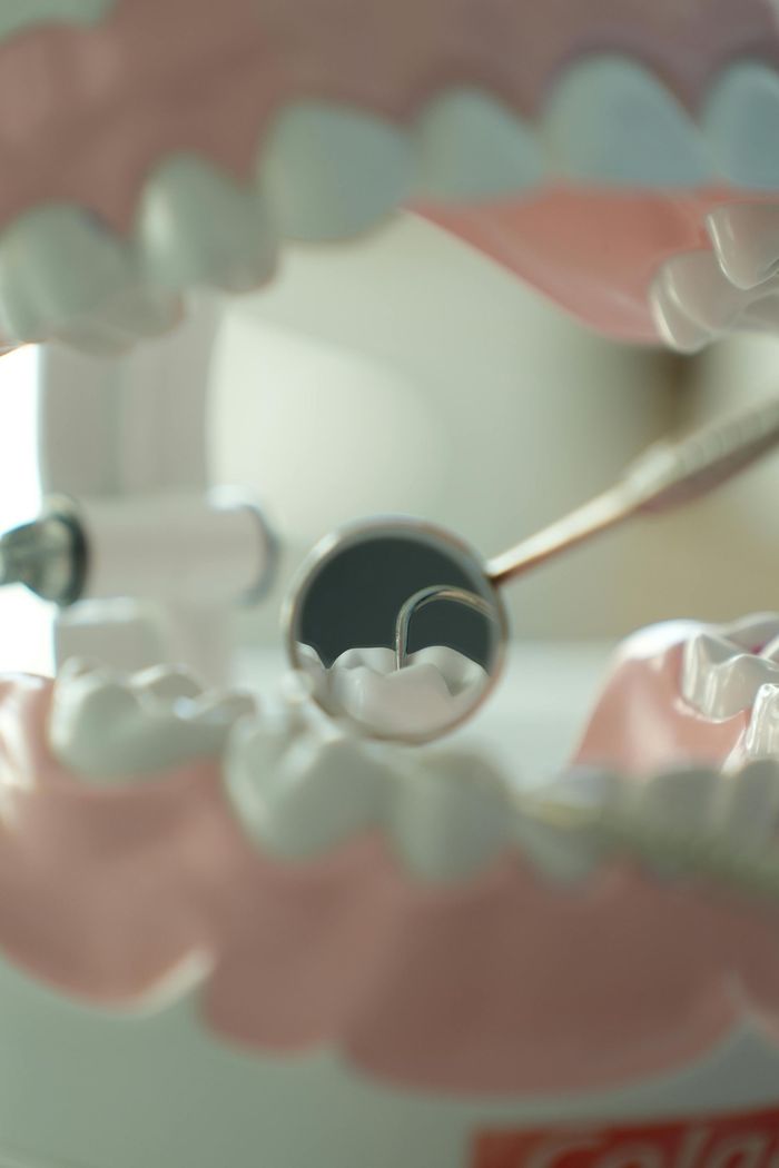 dentista controlla denti bambino