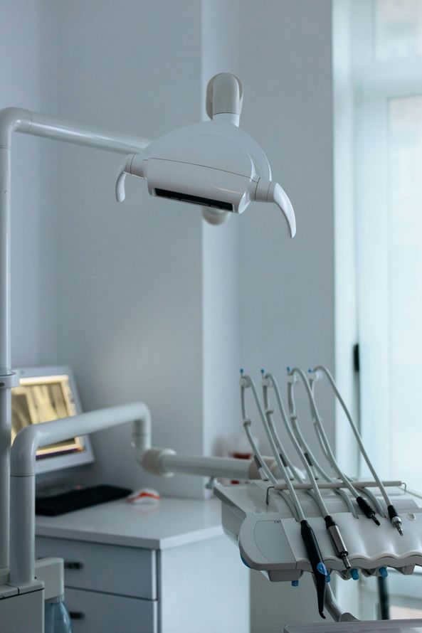 dentista controlla denti bambino