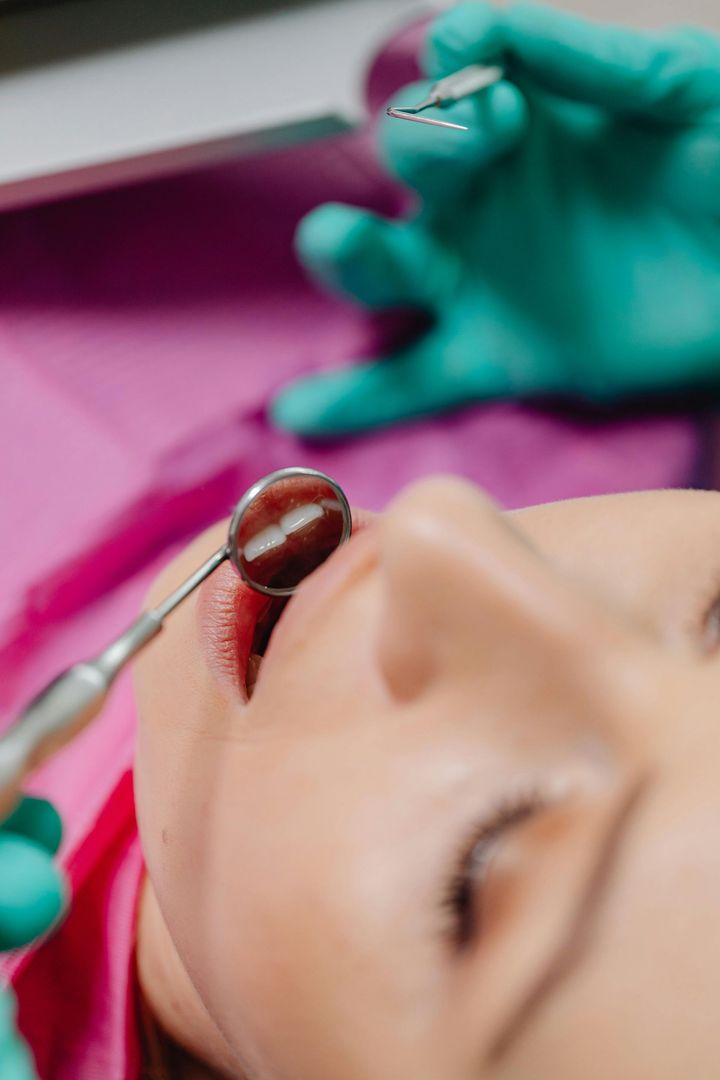dentista controlla denti bambino