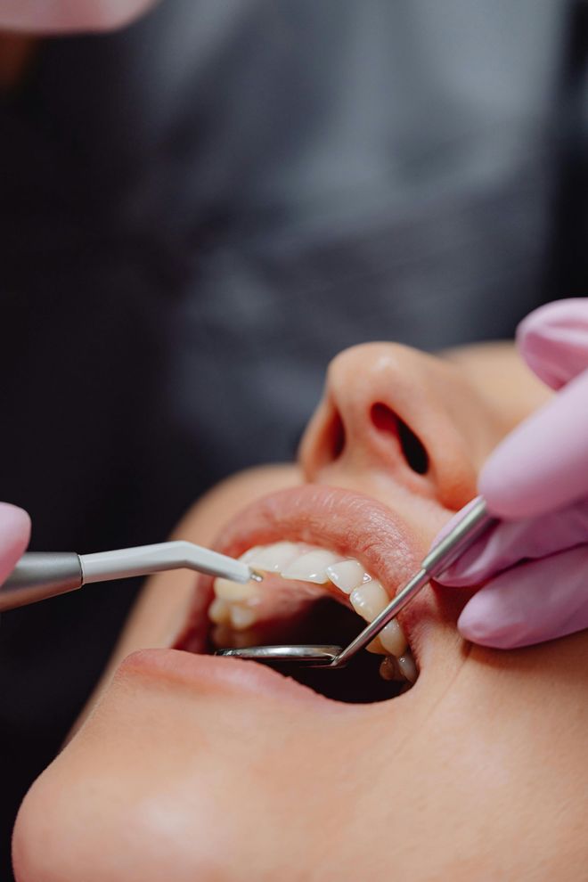 dentista controlla denti bambino