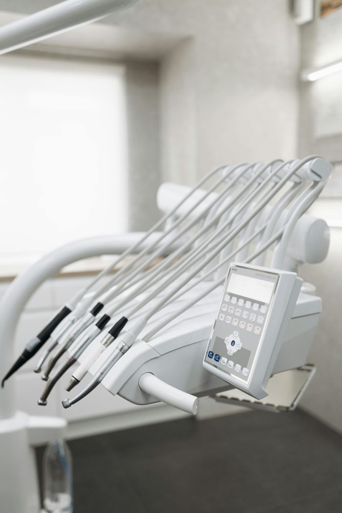 dentista controlla denti bambino