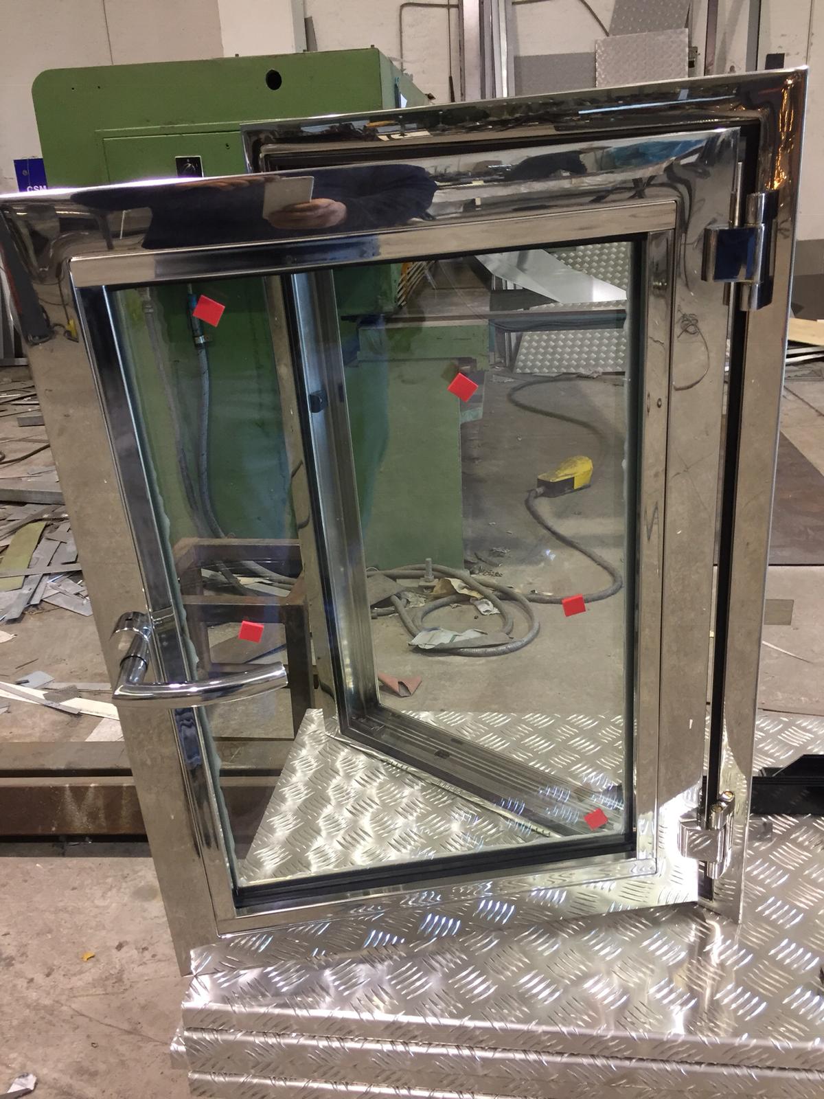 finestra lavorazione inox