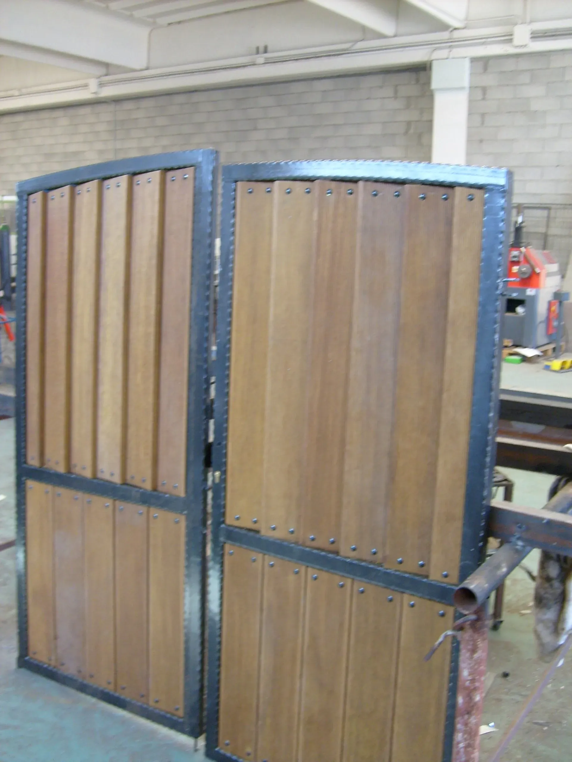 cancello acciaio e legno