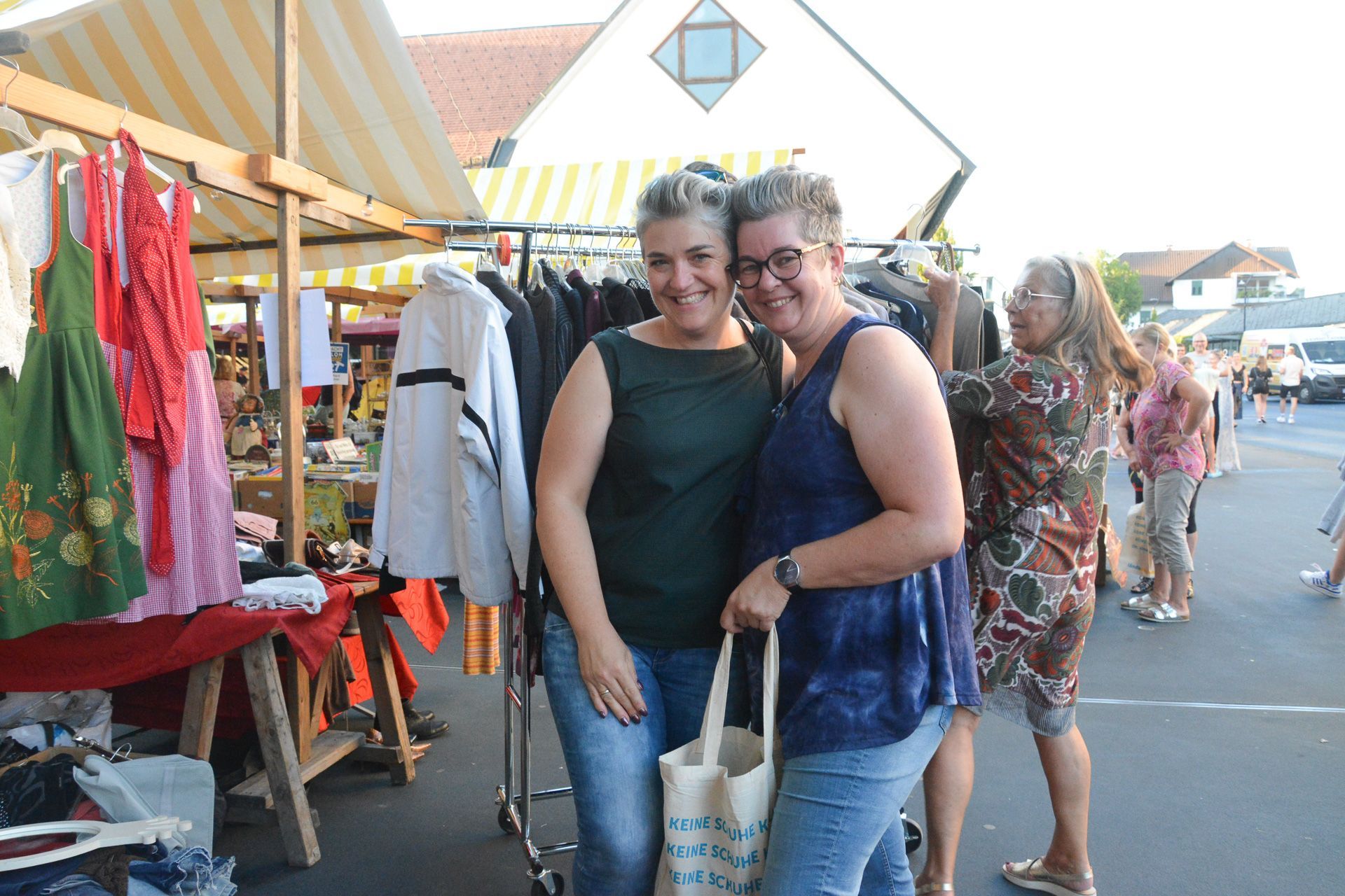 Zwei Frauen posieren für ein Foto auf einem Markt