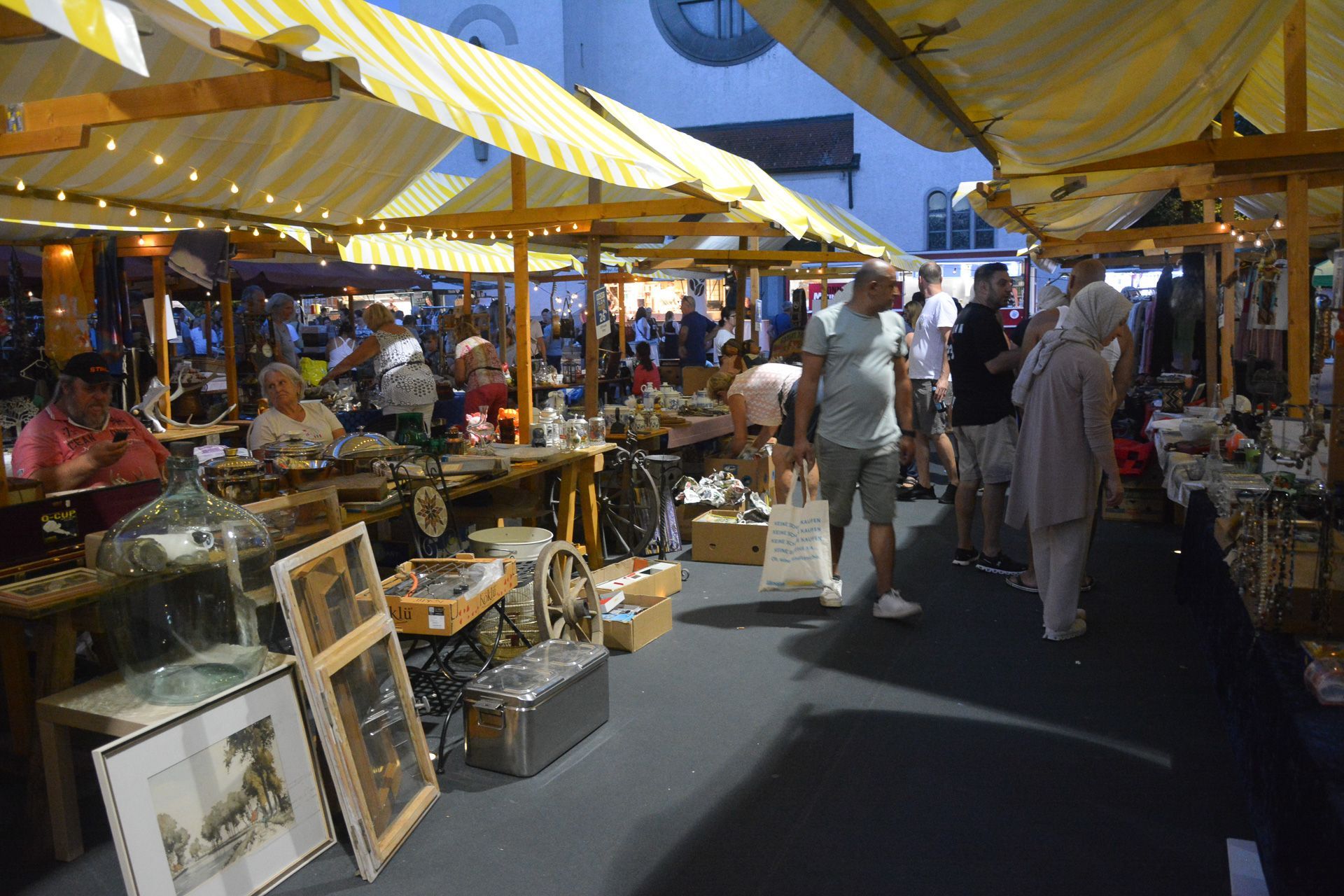 Eine Gruppe von Menschen steht auf einem Markt.