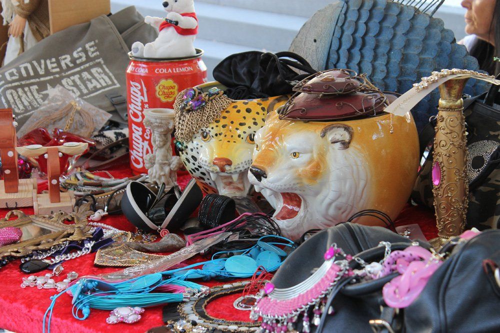 Ein Tisch voller Schmuck und einer Dose Chupa Chups