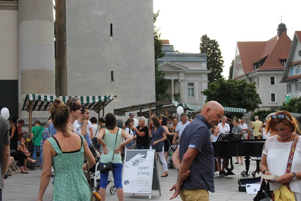Eine Menschenmenge hat sich auf einem Stadtplatz versammelt