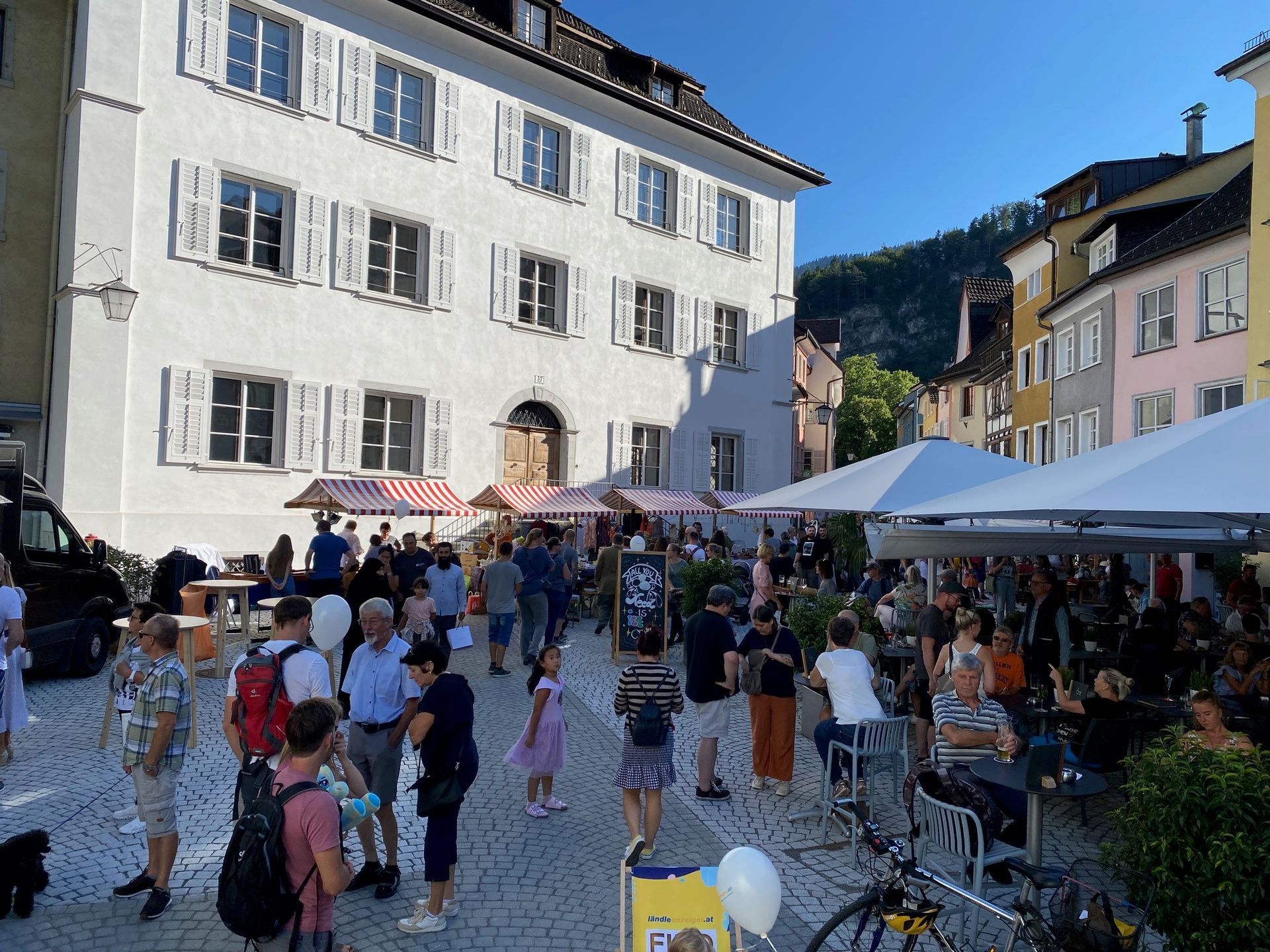 Eine Menschenmenge hat sich vor einem Gebäude versammelt