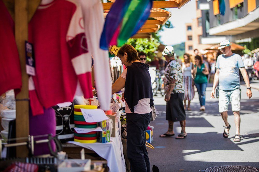 Eine Frau steht auf einem Markt vor einem Tisch.