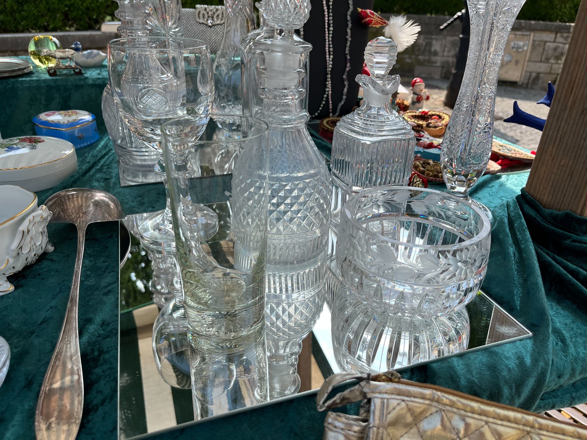 Ein Tisch mit vielen Glasflaschen darauf