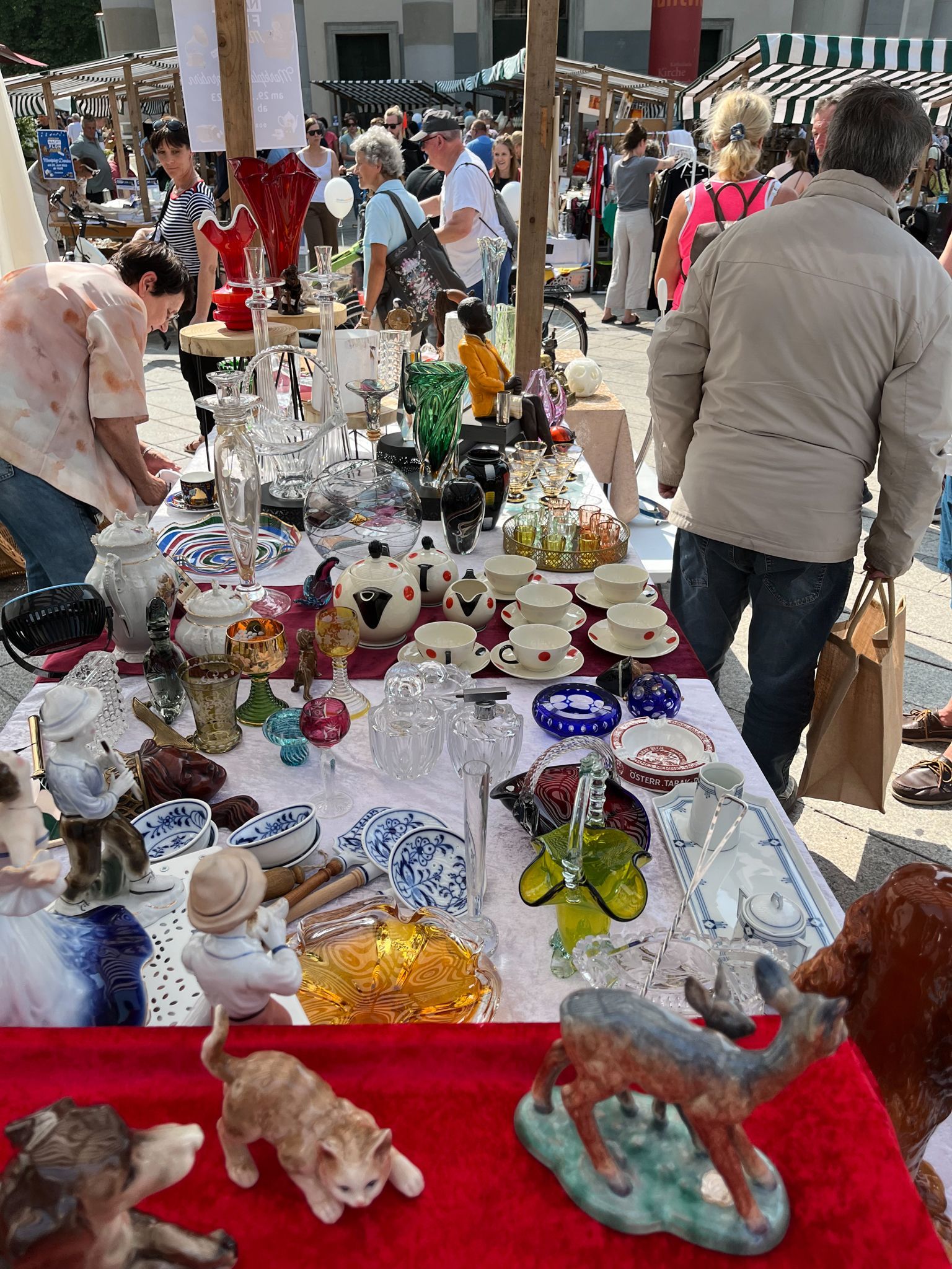 Ein Tisch voller Antiquitäten auf einem Flohmarkt.
