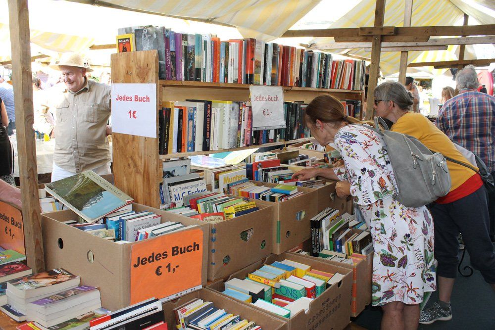 Eine Gruppe von Leuten sieht sich in einer Buchhandlung Bücher an.
