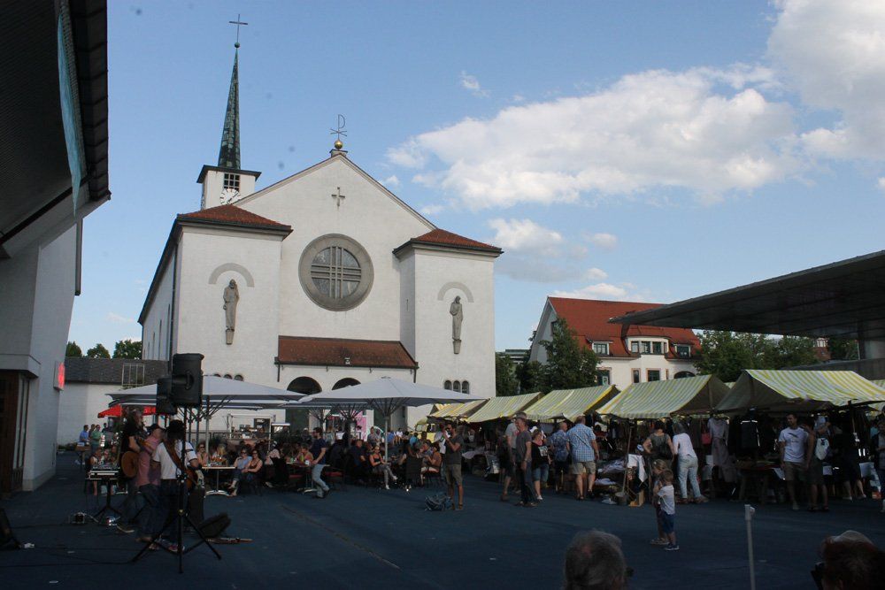Eine Gruppe von Menschen hat sich vor einer Kirche versammelt