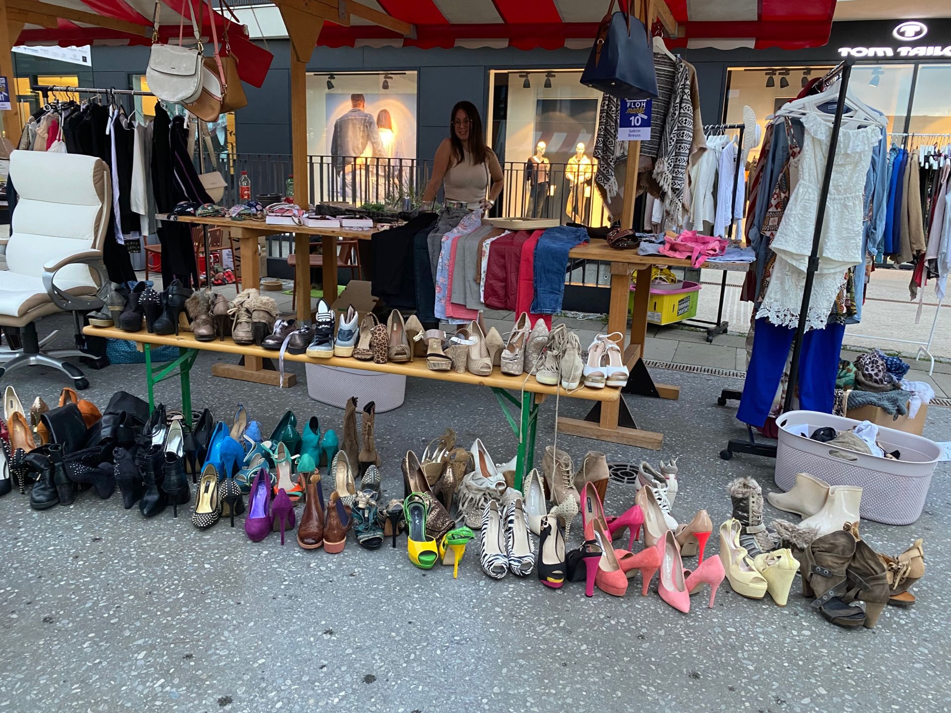 Auf einem Markt sind viele Schuhe ausgestellt