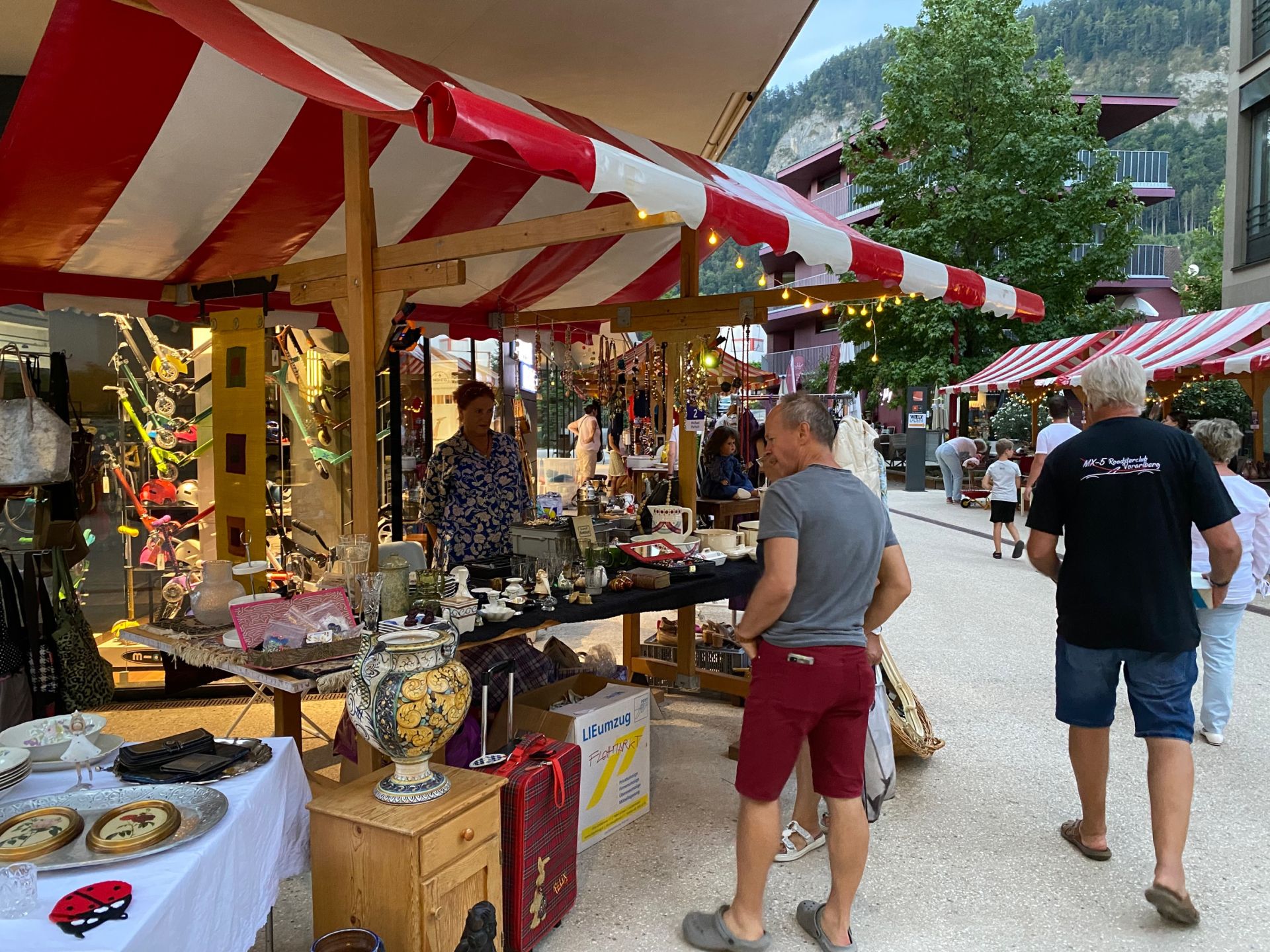 Eine Gruppe von Menschen steht vor einem Markt.