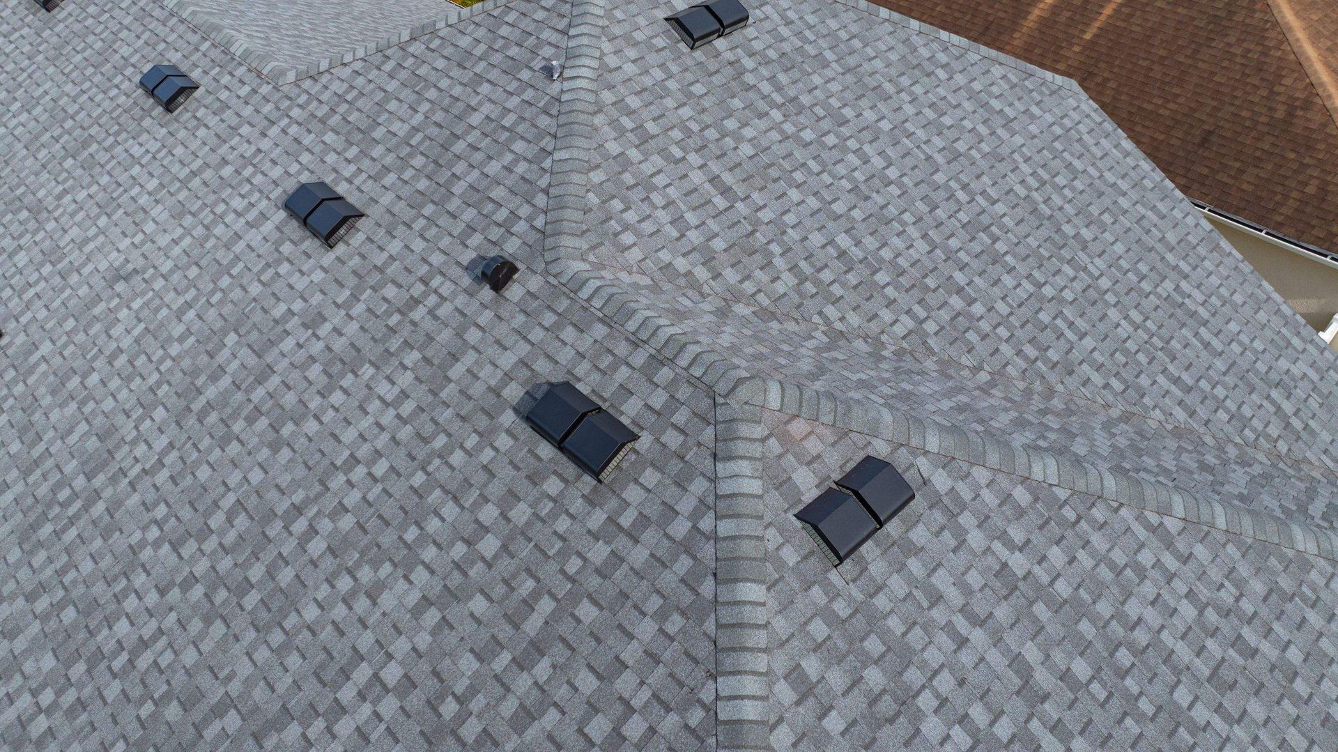 Newly installed CertainTeed Landmark Pewter architectural shingle roof in Avalon Park, Wesley Chapel, Florida.