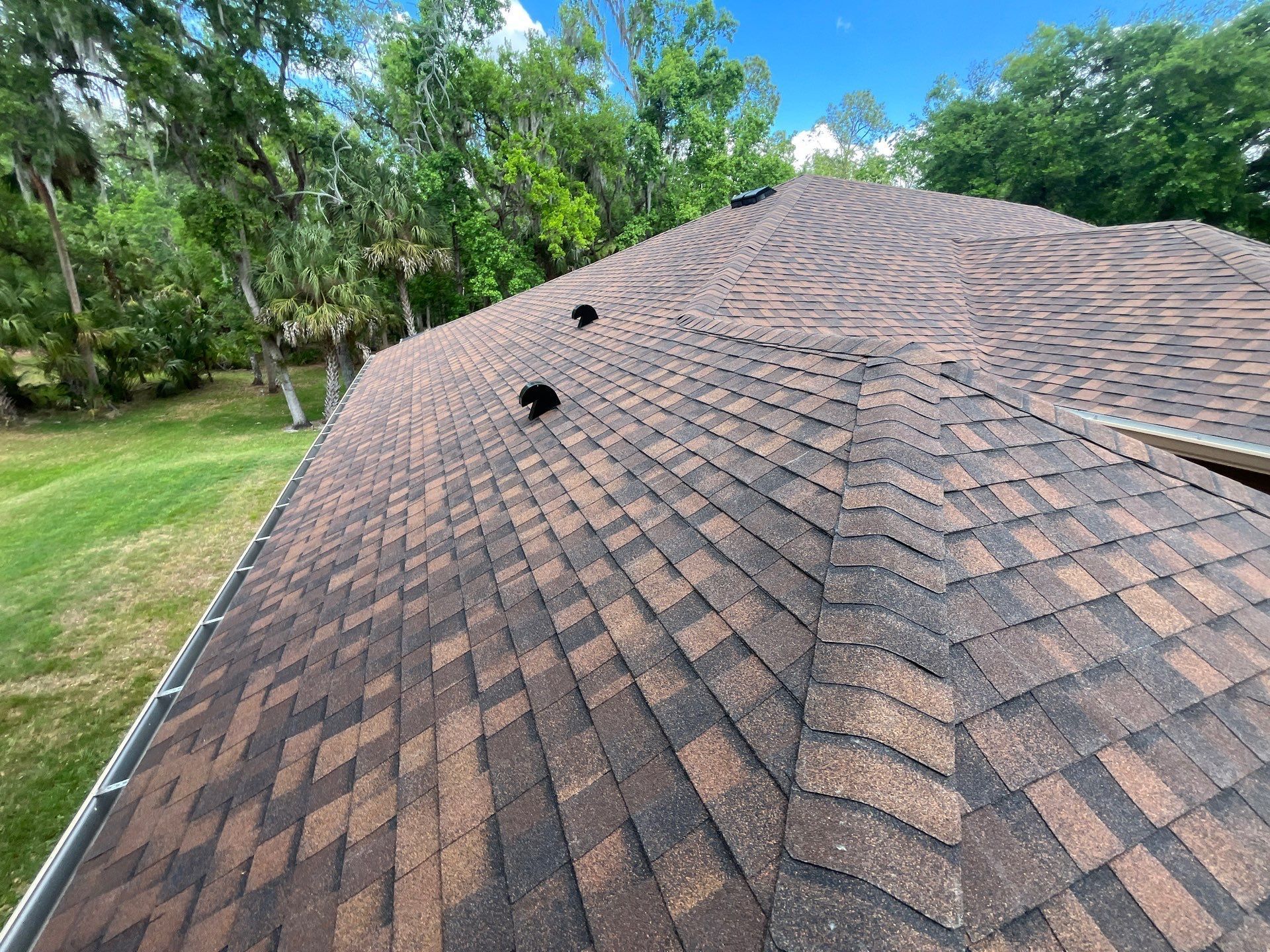 Newly installed architectural shingle roof replacement completed on a residential home in Zephyrhills, Florida.