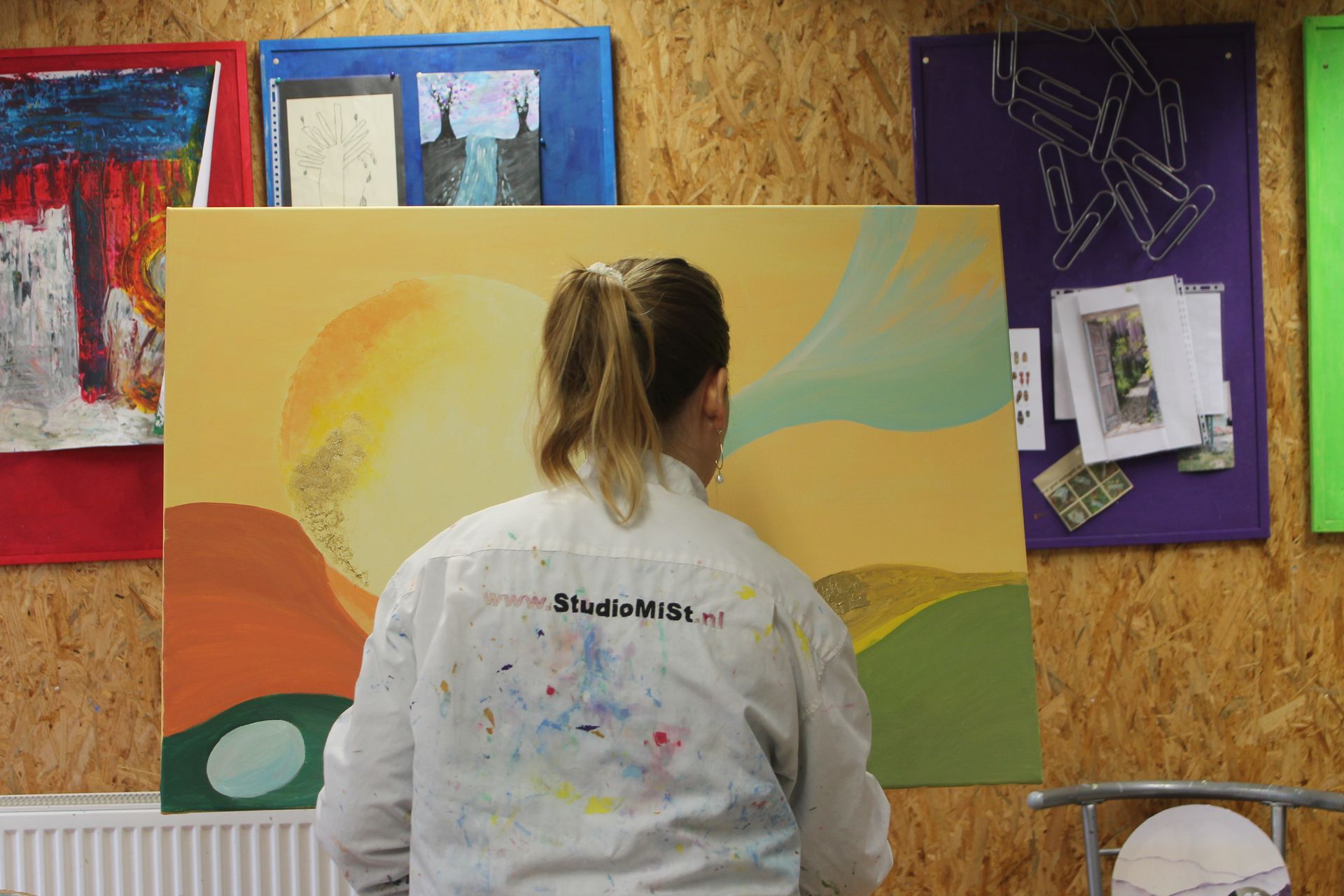 samen een schilderij schilderen tijdens een workshop voor twee personen